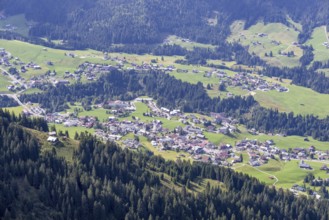 Panorama from the Fellhorn mountain trail, 2037 m, to Söllereck, 1706 m, to Mittelberg in