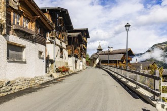 The mountain road from Mayoux to Vercorin runs through the mountain village of Pinsec, Val