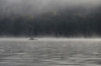 Hennesee, fog, rising clouds of fog, anglers in the boat, Hennetalsperre, Sauerland-Rothaargebirge