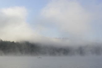 Hennesee, fog, rising clouds of fog, anglers in the boat, blue sky, Hennetalsperre,