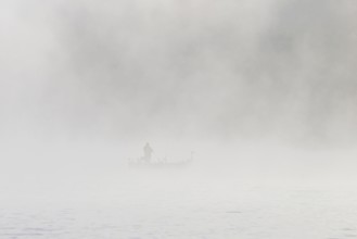 Hennesee, fog, thick fog, anglers in the boat, Hennetalsperre, Sauerland-Rothaargebirge nature park