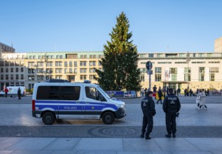 Tourists and police at the Brandenburg Gate at Christmas, daylight photo, Berlin, Germany