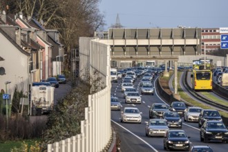 Residential buildings directly on the A40 motorway, noise barrier, heavy traffic near the Essen-Ost