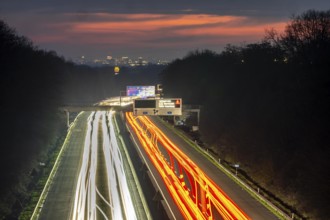 Evening traffic on the A52 motorway, between Düsseldorf and Essen, in front of the Breitscheid