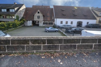 Historic city wall built in the 14th century, old town houses behind, Lauf an der Pegnitz, Middle