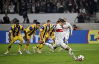 Penalty, penalty kick Maximilian Mittelstädt VfB Stuttgart (07) Goal kick Action Goal chance Europa
