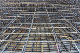 Reinforcing steel mesh for the reinforced concrete foundation of a wind turbine, a mesh of rebar