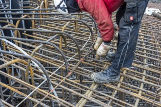 Assembly of reinforcing steel for the reinforced concrete foundation of a wind turbine, a mesh of