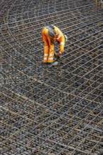 Assembly of reinforcing steel for the reinforced concrete foundation of a wind turbine, a mesh of