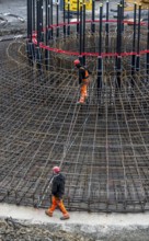 Assembly of reinforcing steel for the reinforced concrete foundation of a wind turbine, a mesh of