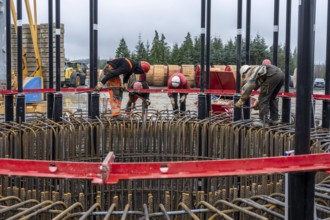 Assembly of reinforcing steel for the reinforced concrete foundation of a wind turbine, a mesh of