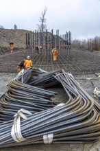 Assembly of reinforcing steel for the reinforced concrete foundation of a wind turbine, a mesh of