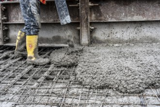 Concreting, concreting the foundation of a wind turbine, concrete pump hose, more than 600 cubic