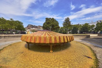 Kochbrunnenspringer thermal spring, mussel shaped, fountain, park, trees, lawn, paths, general