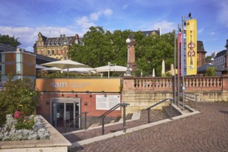 Sam - Stadtmuseum am Markt, entrance, staircase, advertising flag on flagpoles, flower bed,