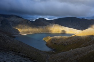View to Upper Tama Lake, Tama Lake Walk (Tama Lakes Track), evening light, golden hour, Tongariro