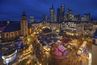 At Hauptwache, in the evening, the stalls of the Frankfurt Christmas Market and behind them the