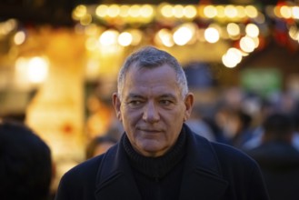 Politician Jan van Aken (Die Linke) visits the Frankfurt Christmas market in the evening,