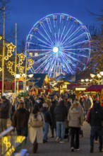 Christmas market in downtown Duisburg, Königstraße, Ferris wheel, North Rhine-Westphalia, Germany