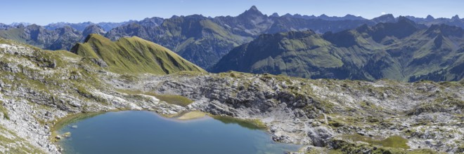 Mountain panorama over Laufbichlsee, behind it the Hochvogel, 2592m, Allgäu Alps, Allgäu, Bavaria,