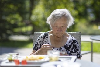 86-year-old woman having lunch, retirement home, Jettingen, Baden-Württemberg, Germany
