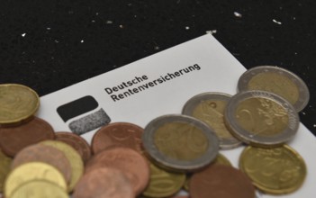 German pension insurance calculates the pension, euro, banknotes, coins