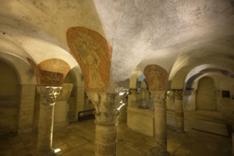 Romanesque cross vault with Corinthian capitals in the cathedral crypt, Bayeux, Calvados