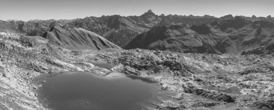 Mountain panorama over Laufbichlsee, behind it the Hochvogel, 2592m, Allgäu Alps, Allgäu, Bavaria,