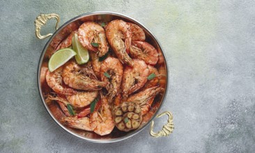 Fried king prawns, in shell, with spices, size 30/40, unpeeled shrimp, homemade, no people