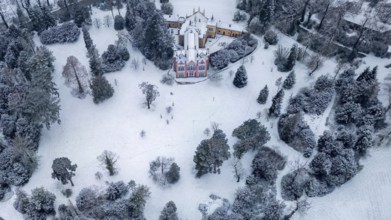 Wörlitzer Park with view of the Gothic House, winter atmosphere, snow, ice, frost, winter
