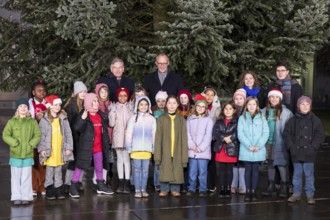 Friedrich Merz (CDU, Federal Chancellor of the Federal Republic of Germany) behind the Vocal Hero