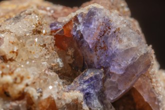 This scene shows a large rock fragment that contains quartz and fluorite crystals. Reflections and