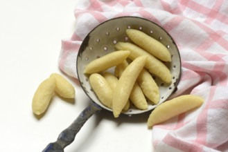 Raw Schupfnudeln in Siebkelle, Nudelsorte, Germany