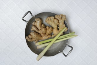 Ginger, ginger tubers and lemongrass with peel