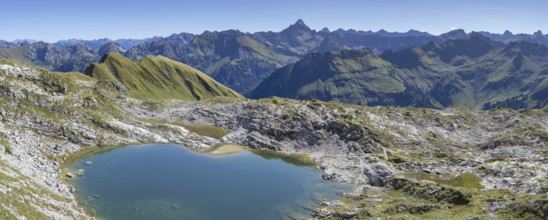 Mountain panorama over Laufbichlsee, behind it the Hochvogel, 2592m, Allgäu Alps, Allgäu, Bavaria,