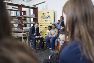 Thorsten Frei, head of the Federal Chancellery, is reading the book The Message in a Bottle by