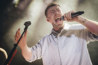 Eddie Keogh, singer of Kingfishr live at Gretchen in Berlin on 14.11.2025