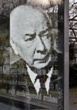Graphically gridded portrait of Federal President Theodor Heuss on the glass panel at the