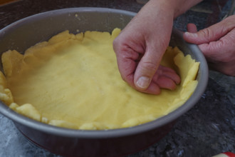 Southern German cuisine, preparation shortcrust pastry, put raw dough in the baking pan, press