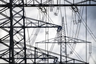 380-kV high-voltage overhead line, new building, along the A57 motorway, near Meerbusch,