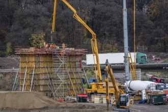 Concreting of a new bridge pillar at the Duisburg-Kaiserberg motorway junction, complete conversion