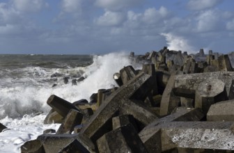 Storm and breakwater, tetrapods, Dolossen on the Danish North Sea, Denmark