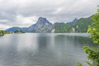 The village of Traunkirchen with the Johannesberg Chapel on Lake Traunsee, on the right the
