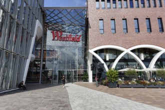Westfield Überseequartier, shopping center, adventure center with passers-by, logo, lettering on