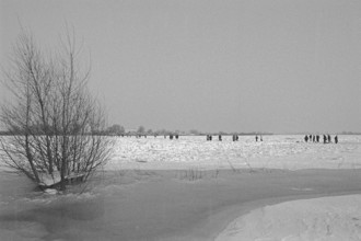 People walk across ice rink, frozen Elbe, Bleckede, Lower Saxony, Germany, February 9, 1996,