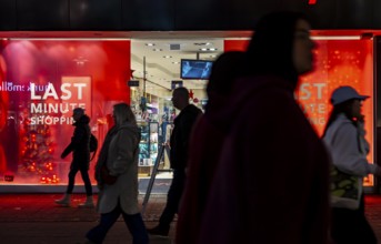 Full city center, shopping street, Kettwiger Straße pedestrian zone in Essen, shop window of a