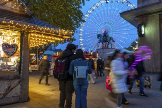 Full city center, shopping street, Kettwiger Straße pedestrian zone in Essen, first takeaways and