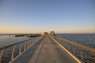 New 720 meter long pier in Prerow in the evening light, open since October 2024, Prerow, Darß,