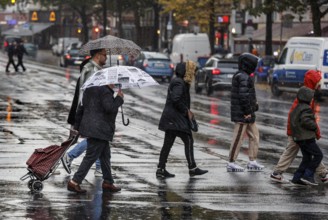 With umbrella and raincoats, people in the rain, Potsdamer Straße, Berlin, 30.10.2025, Berlin,
