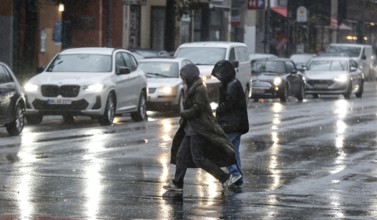 People in rain, Potsdamer Straße, Berlin, 30.10.2025, Berlin, Berlin, Germany